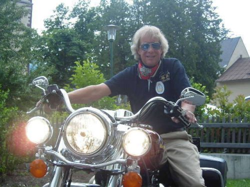 Im looking for a intelligent, charming, pretty women and if she's a bit sexy,...