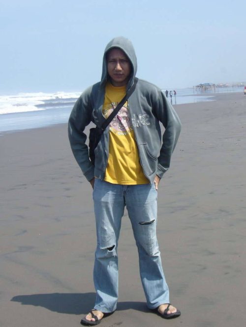 Let me introduce myself. 
hi my name is Edwin. 
I am 26 years old and now i a...
