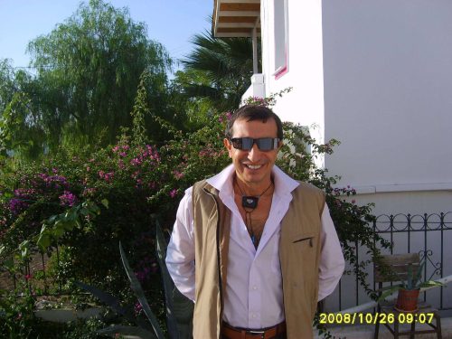 I am a friendly, loveful, mature, cancer (horoscope) man, who has lived many ...