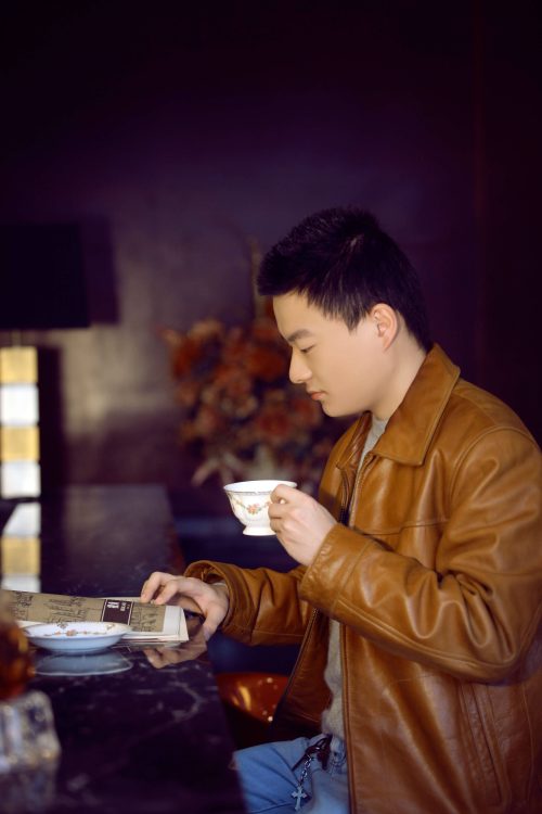 I am a Chinese: 
I am looking for female friend, this is my e-mail: 534006519...