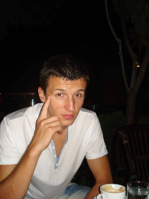 Hello, im daniel, im 22 years old.. im student... im here to chat and to meet...