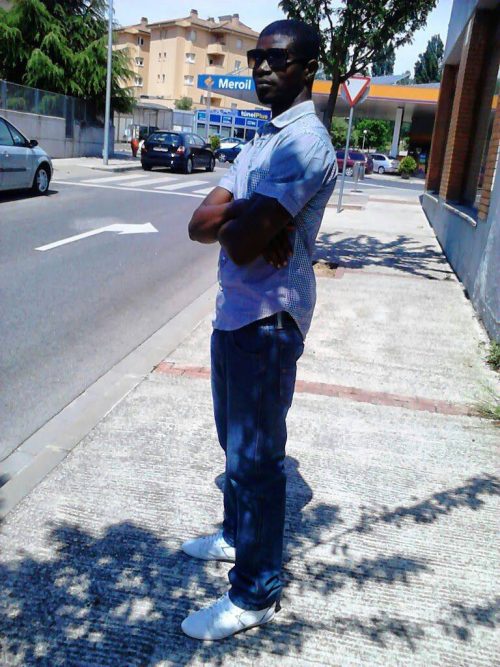 M looking for a woman who will love me, m Dennis lives in spain and m very ha...